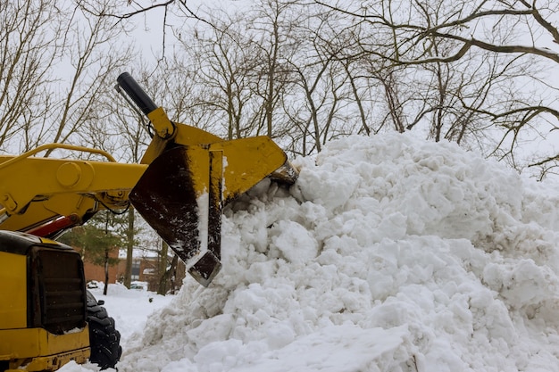 Traktor odśnieżający oczyszcza drogę po obfitych opadach śniegu.
