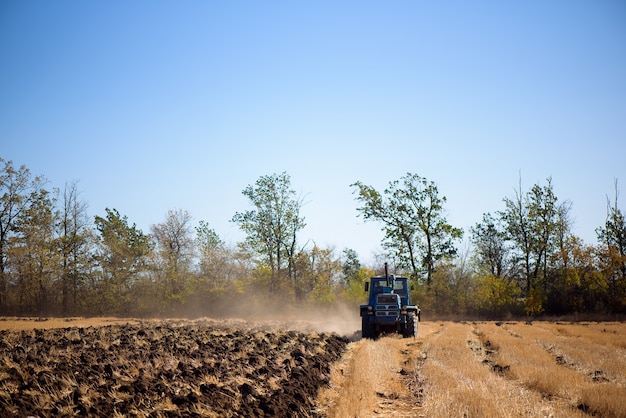 Traktor orze pola - przygotowanie ziemi pod zasiew.