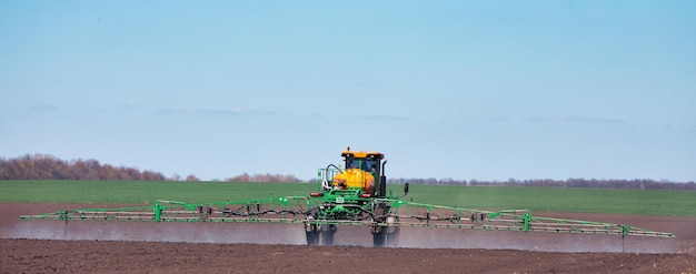 Traktor traktuje glebę pestycydami