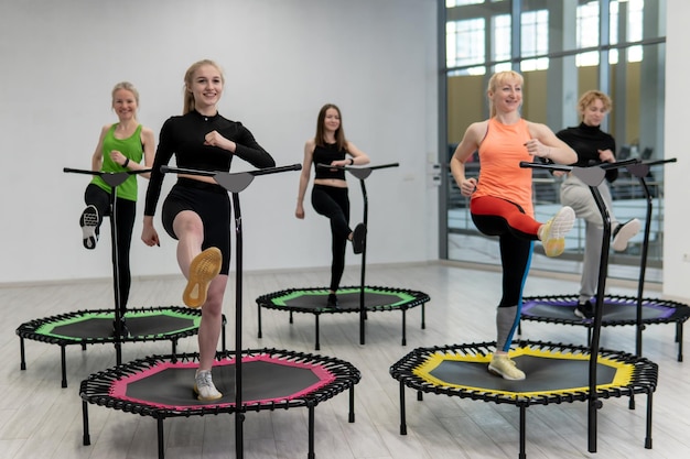 Trampolina grupa batut instruktor trening dziewczyna zdrowe dopasowanie sportowe, koncepcja aktywności fitness z e