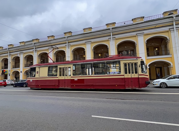 Tramwaj miejski w Petersburgu podąża trasą