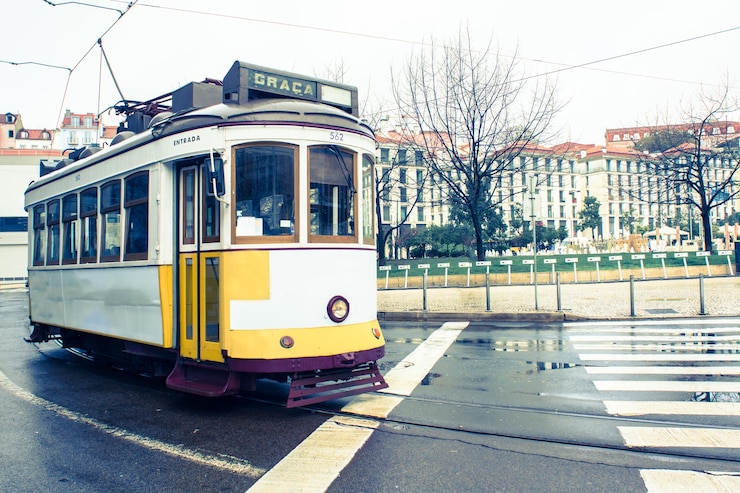 Zdjęcie tramwaj na ulicy w mieście
