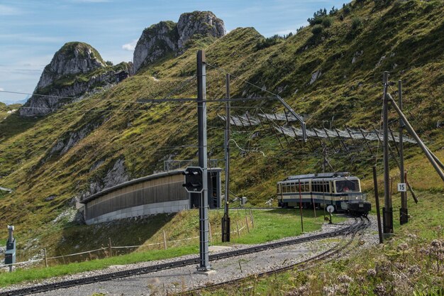 Zdjęcie tramwaj nad torem kolejowym na górze