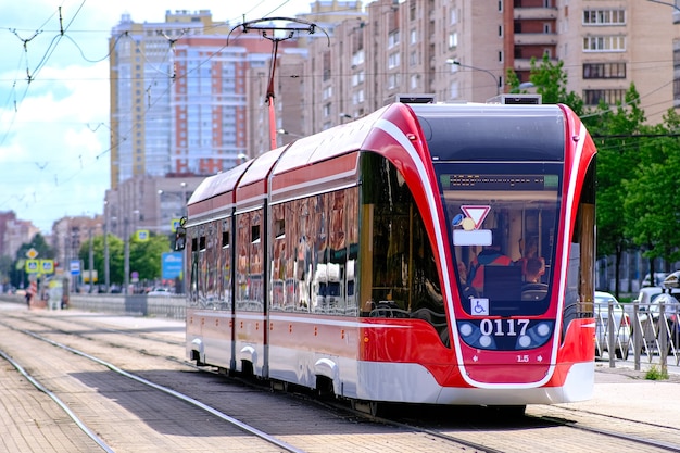 Tramwaj Porusza Się Po Ulicach Petersburga