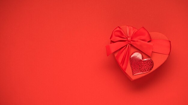 Transparent walentynkowy z czerwonym sercem i świątecznym pudełkiem. Płaski układanie, kopiowanie przestrzeni