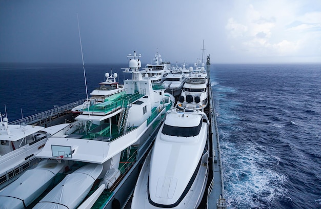 Transport dużych drogich jachtów przez ocean na statku transportowym