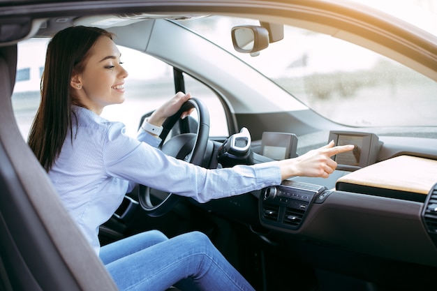 Transport Kobiety Za Pomocą Nowoczesnego Ekologicznego Panelu Sterowania Samochodu