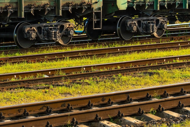Zdjęcie transport ładunków koleją na torze kolejowym jedzie pociąg transportowy z kontenerami logistyka transport towarów podstawowych zboże paliwa towary przemysłowe