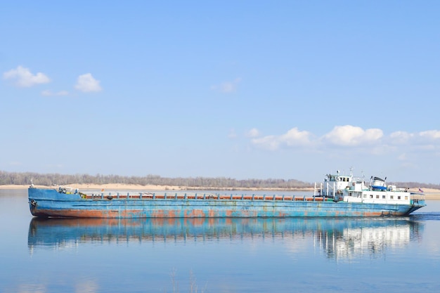Transport ładunków Statek towarowy na rzece Wołdze Kanał żeglugowy WołgaDon w Wołgogradzie Rosja