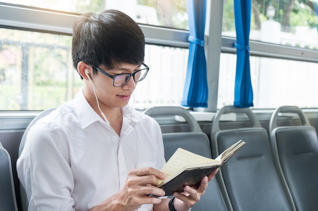 Transport Pasażerów. Ludzie W Autobusie, Słuchanie Muzyki I Czytanie Książki Podczas Jazdy Do Domu