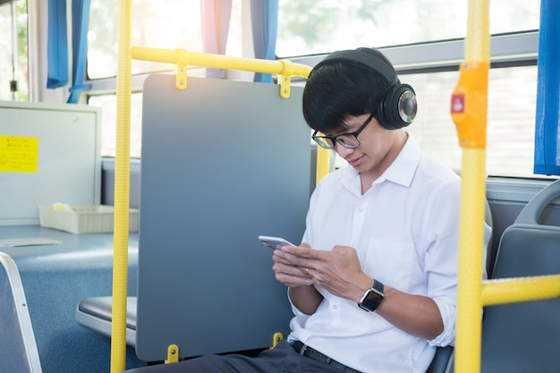 Transport Pasażerów. Ludzie W Autobusie, Słuchanie Muzyki Podczas Jazdy Do Domu.