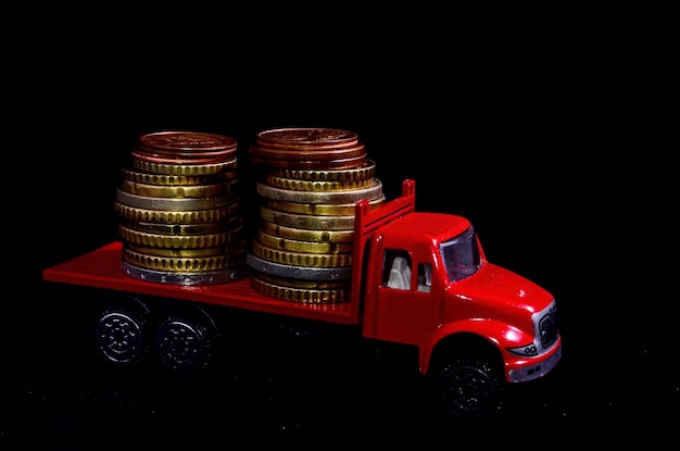 Transport pieniędzy dla koncepcji biznesowej Red Toy Truck