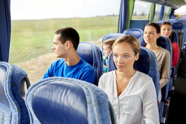transport, turystyka, wycieczka samochodowa i koncepcja ludzi - kobieta z grupą pasażerów lub turystów w autobusie turystycznym