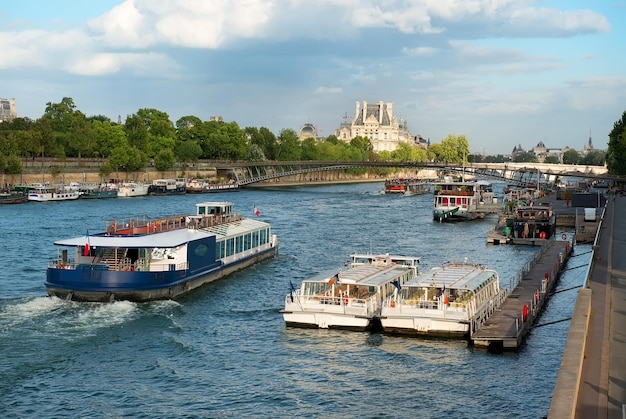 Transport wodny na Sekwanie w Paryżu, Francja