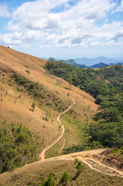 Trasa Ta Nang Phan Dung z kamieniem milowym między trzema prowincjami przez wzgórza trawiaste i lasy w rezerwacie przyrody Song Mao