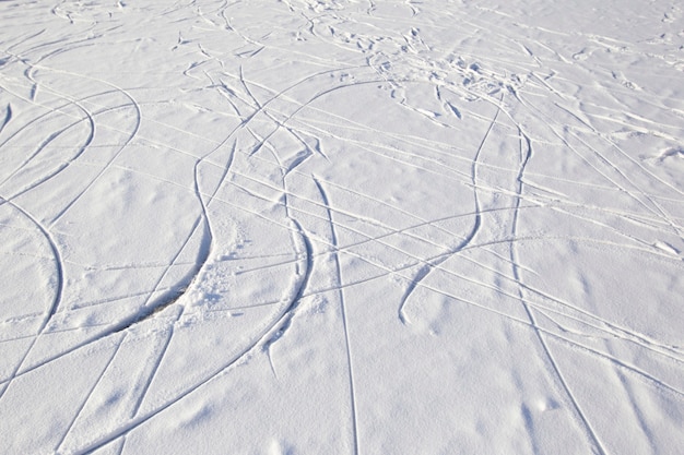 Trasy skate na lodzie z śnieżnym śniegiem. Zimowe tło.