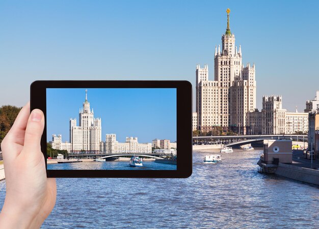 travel concept - tourist photosobraz wieżowiec apartamentowiec na nabrzeżu Kotelnicheskaya w Moskwie na tablecie pc