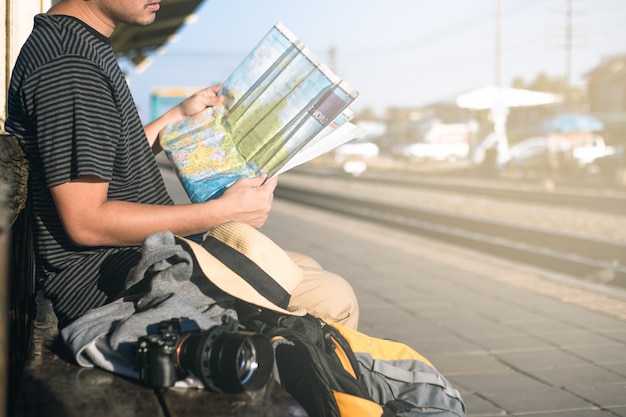 Traveller Czeka Na Pociąg, żeby Mieć Torbę Na Aparat, Mapę I Kapelusz.