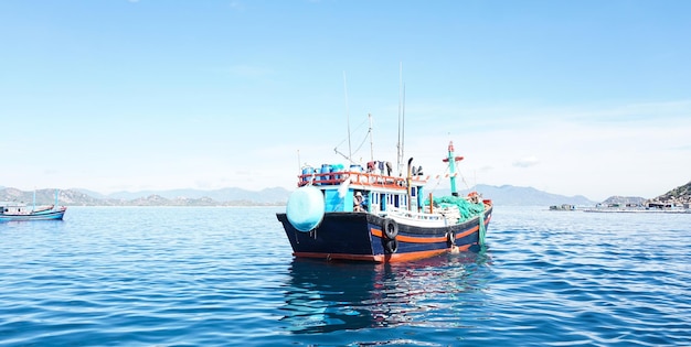 Trawler na morzu przeciwko niebu