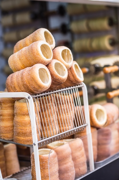 Trdelnik tradycyjne czeskie słowackie lub węgierskie słodkie ciasta rolowane.