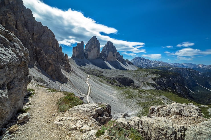 Zdjęcie tre cime dolomite panorama z ścieżki górskiej trentino alps we włoszech