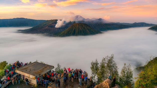 Trekker bierze fotografię Gunung Bromo wulkan w Jawa, Indonezja, wschód słońca