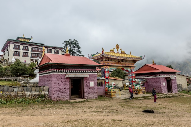 Trekker wizyta klasztor stupa na drodze mt. Obóz bazowy w khumbu regionu, nepal