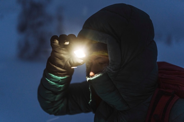 Trekker Z Czołówką Spacerujący Po Zaśnieżonym Parku Narodowym Riisitunturi, Finlandia