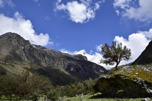 Trekking w Lagunie 69 Ośnieżone góry w drodze do Laguny 69 Peru