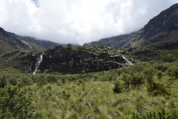 Trekking w Lagunie 69 Ośnieżone góry w drodze do Laguny 69 Peru