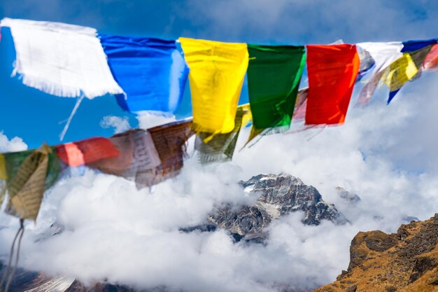 Trekking w obszarze ochrony Kanchenjunga z ciemną chmurową wioską leśną Himalyaan Mountains