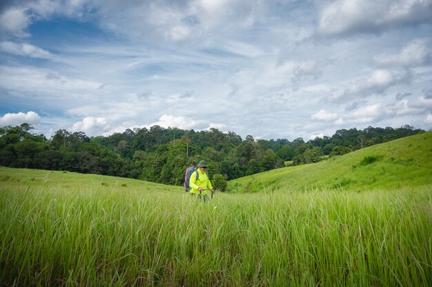 Trekking z plecakiem, aby poznać przyrodę lasów tropikalnych dla ekoturystyki. Trekking turystyczny, aby zobaczyć piękno lasu tropikalnego w Parku Narodowym Khao Yai. Obszar Światowego Dziedzictwa UNESCO, Niewidoczna Tajlandia.