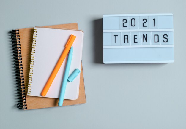 Trend concept 2021, light box z napisem, notesy, długopisy, kwiatki.