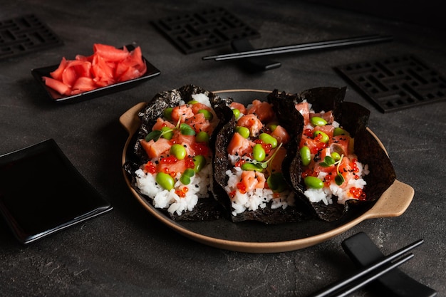 Trendy Hybrid Food Sushi Tacos z ryżem łososiowym i fasolą edamame