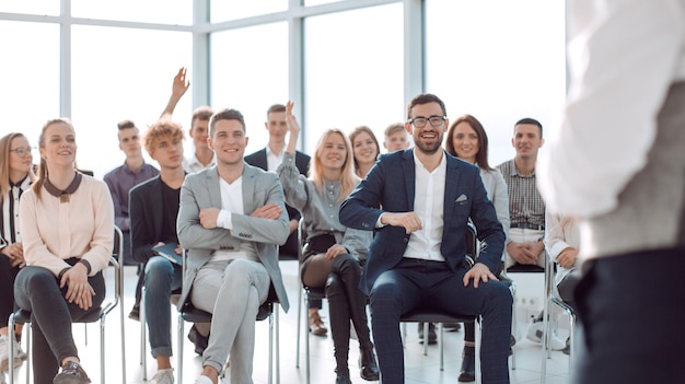 Trener biznesu z bliska na spotkaniu z grupą młodych ludzi biznesu