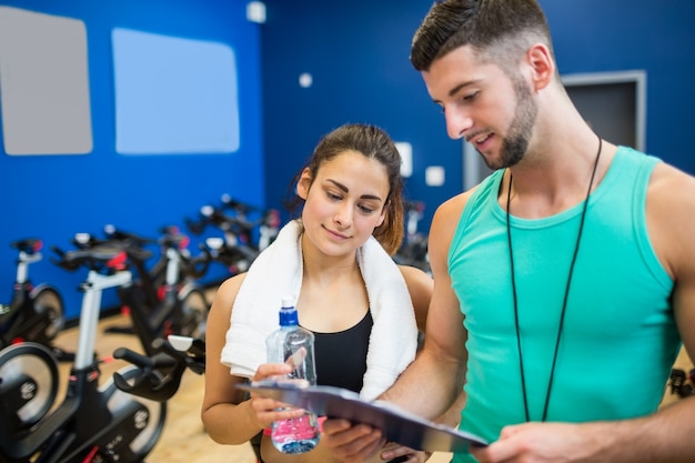 Trener i sportowiec czytanie planu treningu