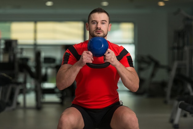 Trener Osobisty ćwiczący Z Kettlebell