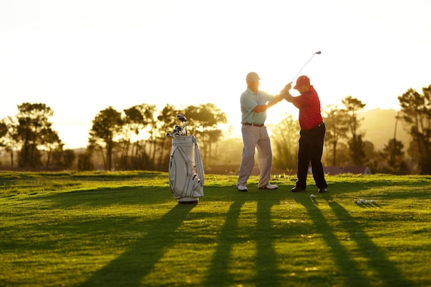Trener pola golfowego lub mężczyzna z pomocą w nauczaniu lub fitness z lekcją lub umiejętnościami szkoleniowymi Mężczyzna gracz lub trener z poradami dla golfistów lub sport z profesjonalną aktywnością fizyczną lub ćwiczeniami