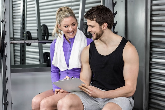 Trener Rozmawia Ze Swoim Klientem W Siłowni Crossfit