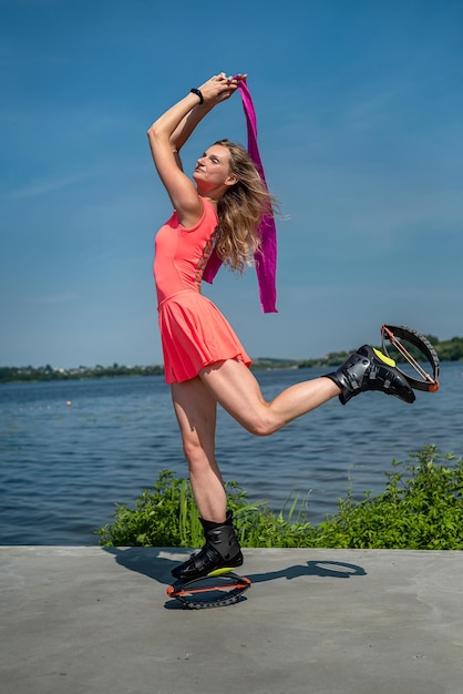 Trenerka robi ćwiczenia skoków w butach Kangoo jumps