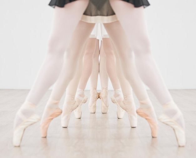 Trening baletowy taniec grupowy i stopy pointe mocne nogi i umiejętności taneczne w studio klasy performance Tancerze baleriny balansują i ćwiczą naukę linii kreatywną produkcję teatralną i koncertową