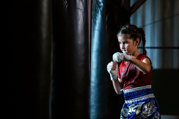 Trening boksu tajskiego Little Girl to kurs samoobrony Muay Thai.