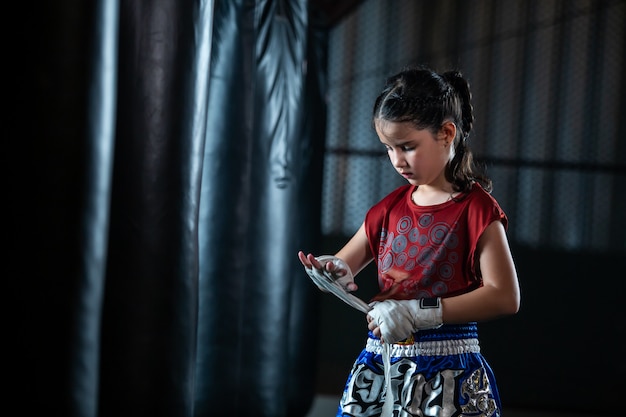 Trening Boksu Tajskiego Little Girl To Kurs Samoobrony Muay Thai.