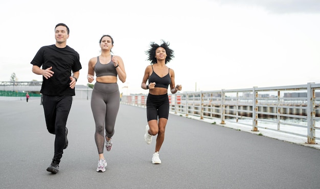 Trening cardio na ulicy biegaczy i mężczyzn Młodzi ludzie są zainteresowani zdrowym stylem życia