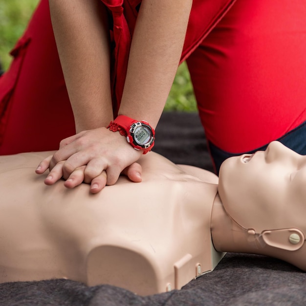 Trening CPR na świeżym powietrzu Procedura reanimacji na lalce CPR