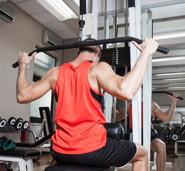 Trening Człowieka W Klubie Fitness