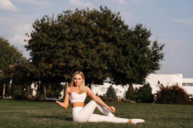 Trening Fitness Online Z Laptopem W Parku Fit Blondynka Na Trawie I Rozmowa Z Trenerem Sportowy Styl życia Na świeżym Powietrzu