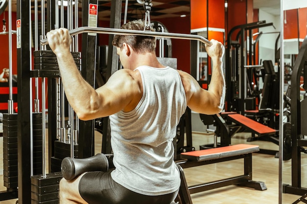 Trening mężczyzny w lokalnej siłowni