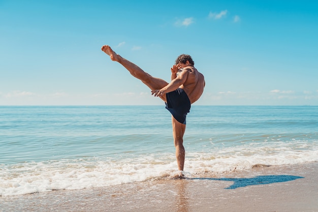 Trening muay thai lub kickboxer z cień boksem na świeżym powietrzu nad brzegiem morza