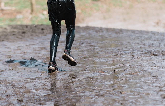 trening na złą pogodę. Bieganie w deszczu, zbliżenie na buty